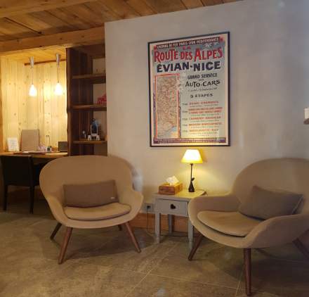 Salon suite de l'Hotel Spa en Savoie avec vue sur les montagnes aux Saisies