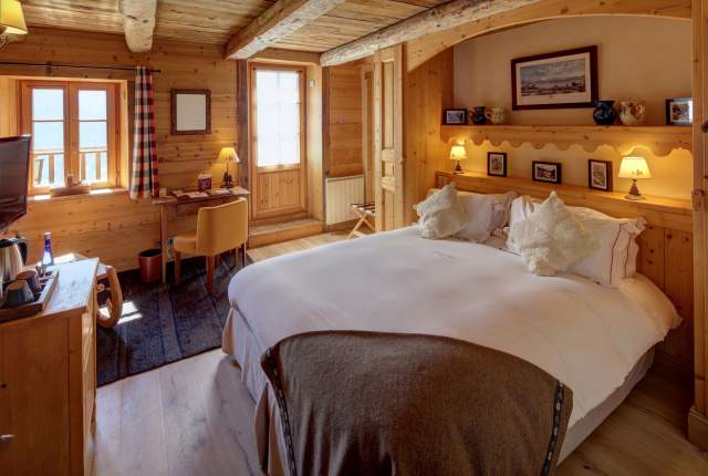 Zimmer des Hotels mit Spa in Savoyen mit Whirlpool, Pool und Blick auf den Mont Blanc in der Nähe von Les Saisies