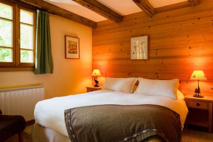 Zimmer Tradition im Hotel mit Spa in Savoyen mit Blick auf die Berge in Les Saisies