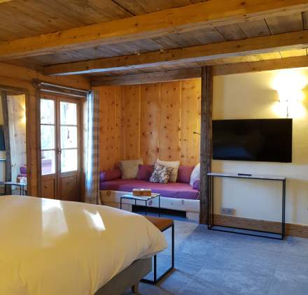 Suite banquette de l'Hotel Spa en Savoie avec vue sur les montagnes aux Saisies