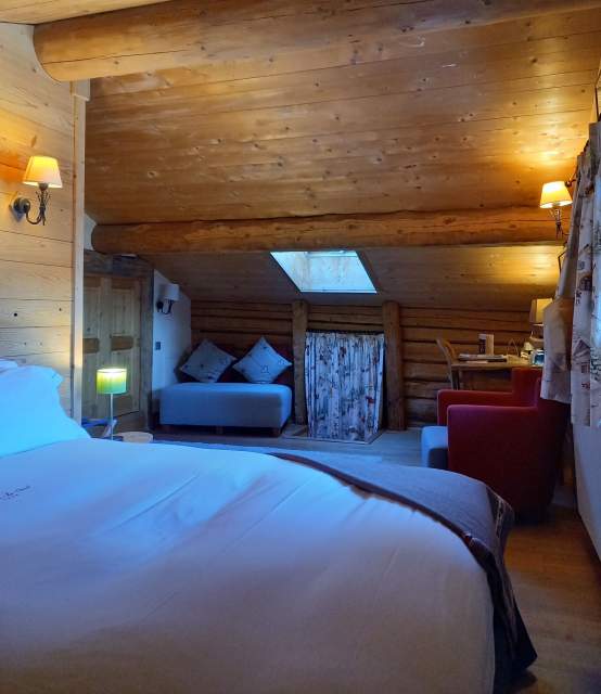 Zimmer des Hotels mit Spa in Savoyen mit Whirlpool, Pool und Blick auf den Mont Blanc in der Nähe von Les Saisies