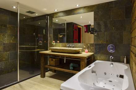 Hotel Spa en Savoie Jacuzzi & Piscine vue Mont Blanc ·La Ferme du Chozal