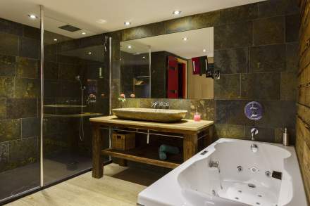 Badezimmer Mazot im Hotel mit Spa in Savoyen mit Blick auf die Berge in Les Saisies