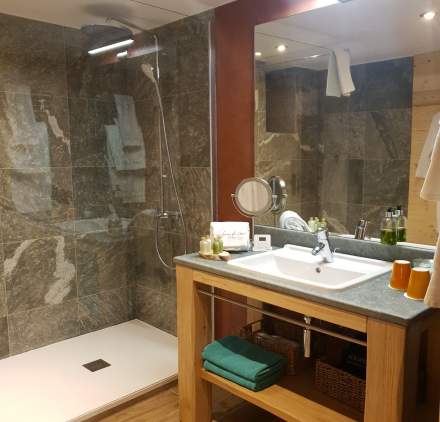 Hotel Spa en Savoie Jacuzzi & Piscine vue Mont Blanc ·La Ferme du Chozal