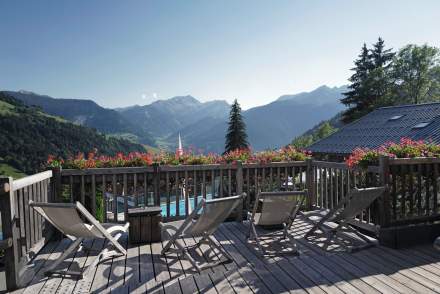 Terrasse mit Blick auf die Berge im Hotel mit Spa in Savoyen La Ferme du Chozal Hotel Les Saisies Hauteluce