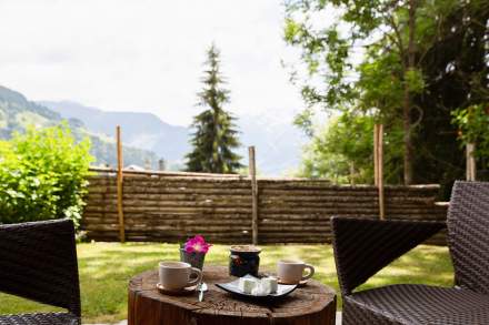 Suite Terrasse im Hotel mit Spa in Savoyen mit Blick auf die Berge in Les Saisies