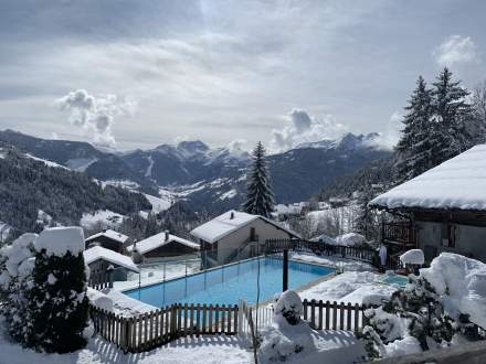 Cocktail et piscine en Savoie La Ferme du Chozal Hotel Les Saisies Hauteluce