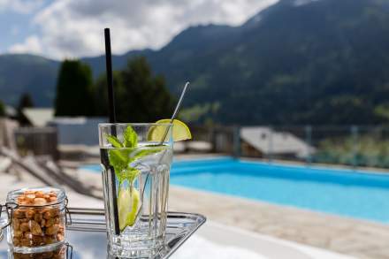 Cocktail und Pool in Savoyen La Ferme du Chozal Hotel Les Saisies Hauteluce