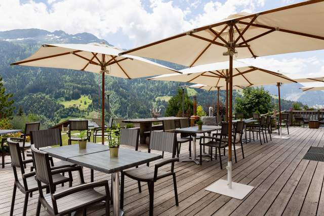 Terrasse des Hotels mit Spa in Savoyen mit Whirlpool, Pool und Blick auf den Mont Blanc in der Nähe von Les Saisies