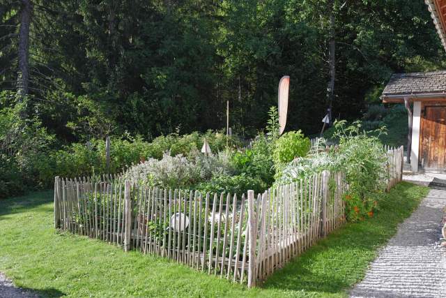 Jardin de l'Hotel La Ferme du Chozal en Savoie avec Jacuzzi, Piscine et Vue sur le Mont Blanc près des Les Saisies