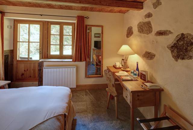 Zimmer des Hotels mit Spa in Savoyen mit Whirlpool, Pool und Blick auf den Mont Blanc in der Nähe von Les Saisies