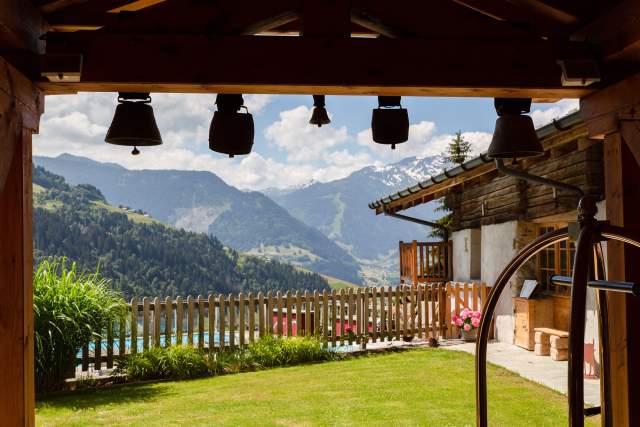 Ausblick vom Hotel La Ferme du Chozal in Savoyen mit Whirlpool, Pool und Blick auf den Mont Blanc in der Nähe von Les Saisies