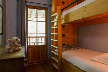 suite chambre enfant de l'Hotel Spa en Savoie avec vue sur les montagnes aux Saisies