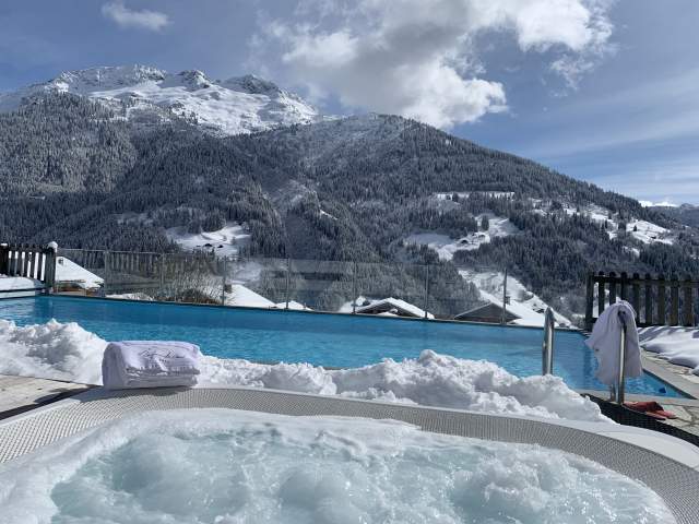 Pool und Whirlpool des Hotels mit Spa in Savoyen und Blick auf den Mont Blanc in der Nähe von Les Saisies