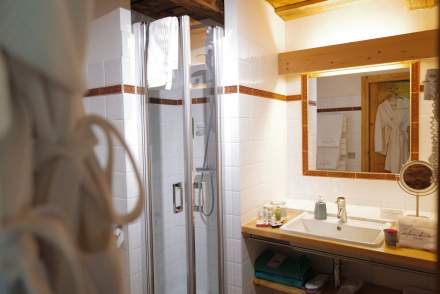Badezimmer im Hotel mit Spa in Savoyen mit Blick auf die Berge in Les Saisies