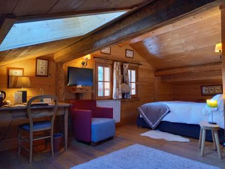 Wohnzimmer Bett Zimmer 7 im Hotel mit Spa in Savoyen mit Blick auf die Berge in Les Saisies